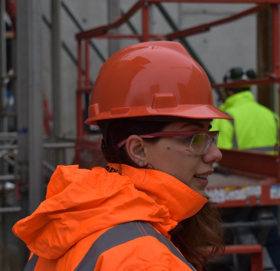 atf-femme-construction-casque-rouge